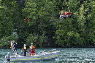 A Genève, un engin de chantier de trois tonnes a glissé dans le Rhône mercredi en début d'après-midi. Un Superpuma l'a sauvé de sa mauvaise posture cinq heures plus tard.